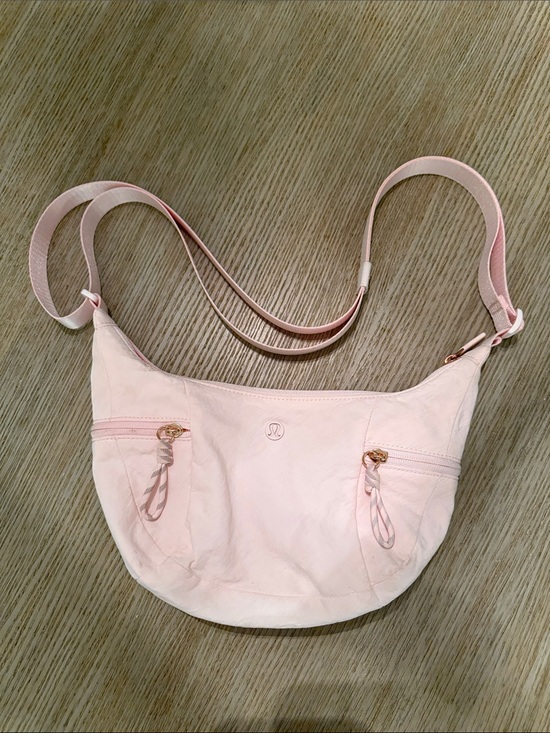lululemon athletica Handbags - Lululemon small slouchy sling 3L bag